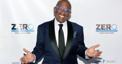 Gülüyor, anlata anlata yıllar geçmiş, hala enerjik!