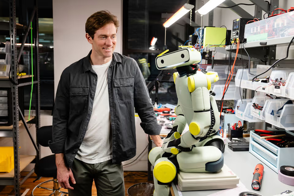 Yumuşak hatlar, güven veren ifade, insan odaklı robot