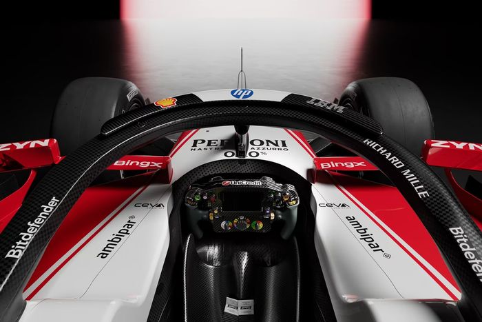 Kırmızı, beyaz, cesurca bir adım, tartışma yaratıyor