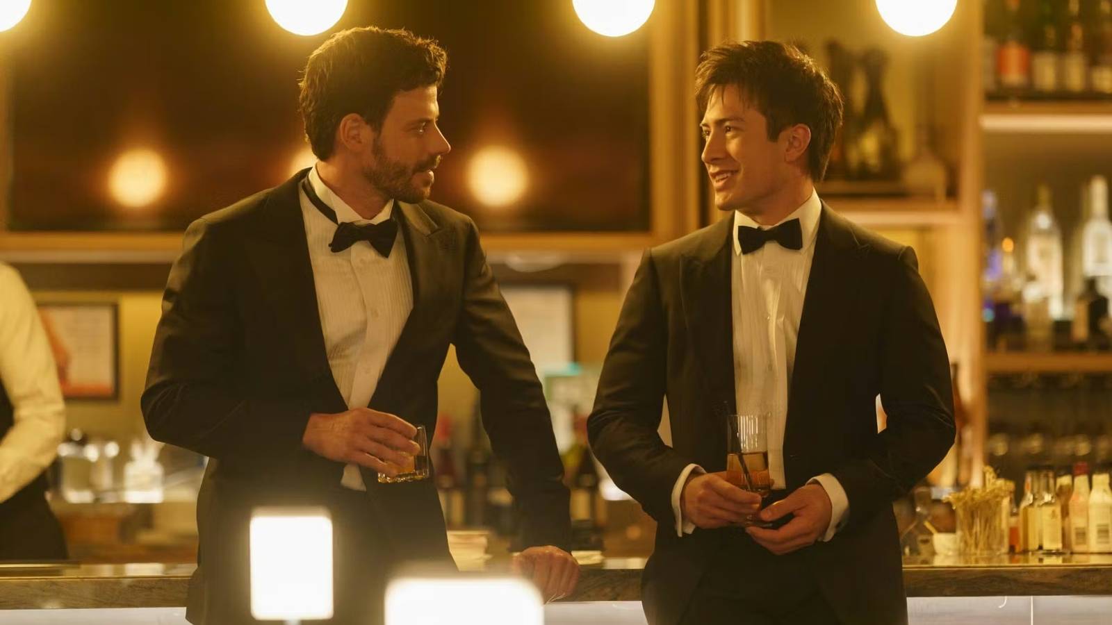 Yarışma, kahkaha, sarhoş sohbetler, rol kapma, eğlence