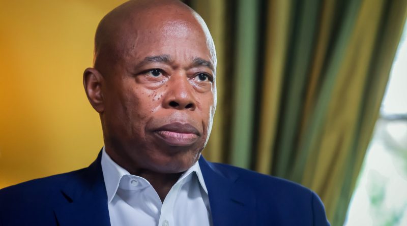 Kripto çöküşü, eski başkan Adams'ı suçlamalara sürükledi