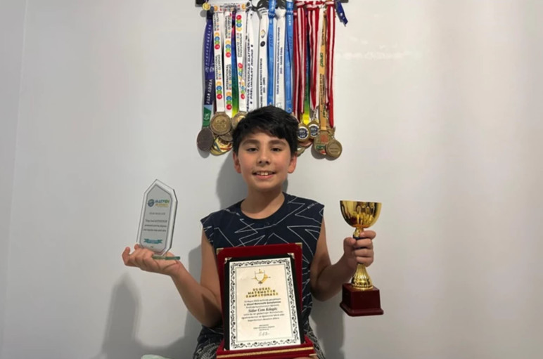 Genç dahi, matematiği fethetti, gururla Türkiye'ye döndü!