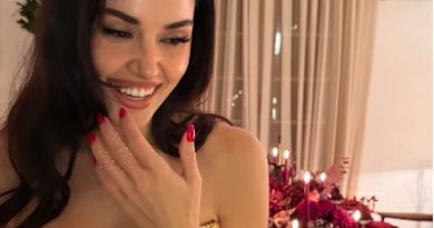 Gülüşüyle yeni yılı karşıladı, ışıklar saçtı