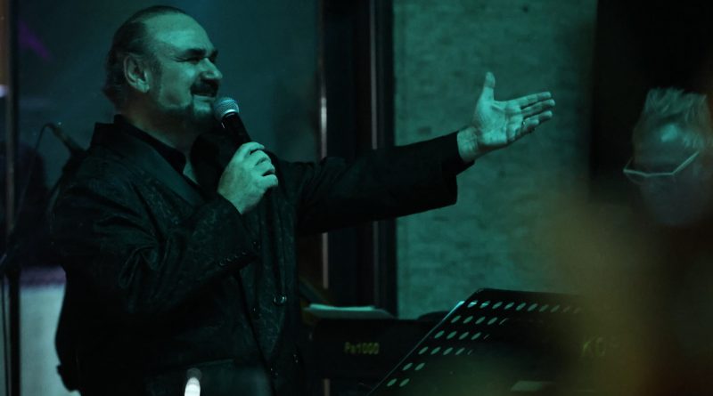 Sahne ışıkları, müzik, coşku, unutulmaz bir gece