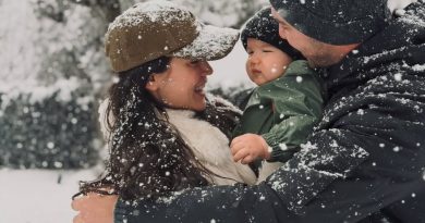 Kar taneleriyle bezendi, ailece sıcak bir an