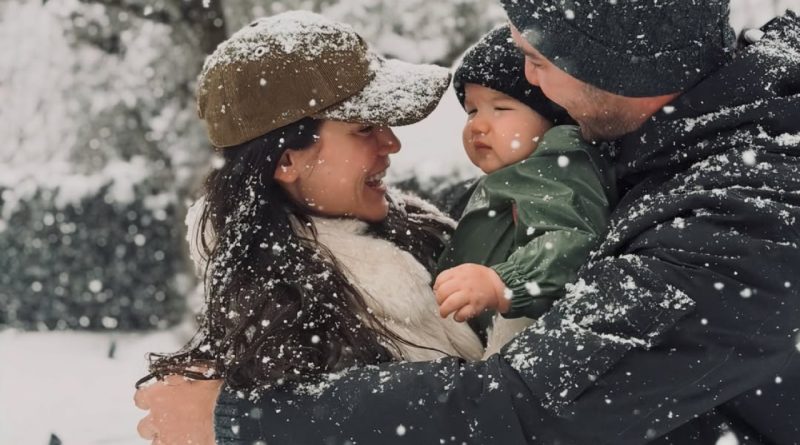 Kar taneleriyle bezendi, ailece sıcak bir an