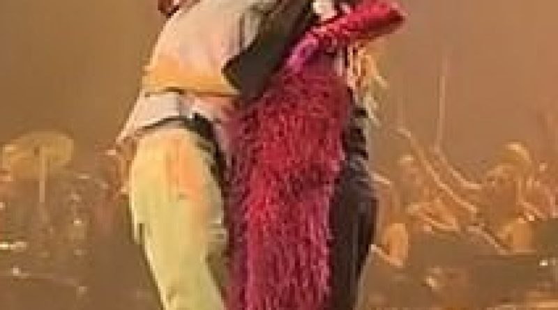 Ayrılık gözyaşları, sevgi dolu bir yılbaşı gecesi