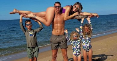 Gülüşler, deniz, aile ve mutluluk dolu bir anı