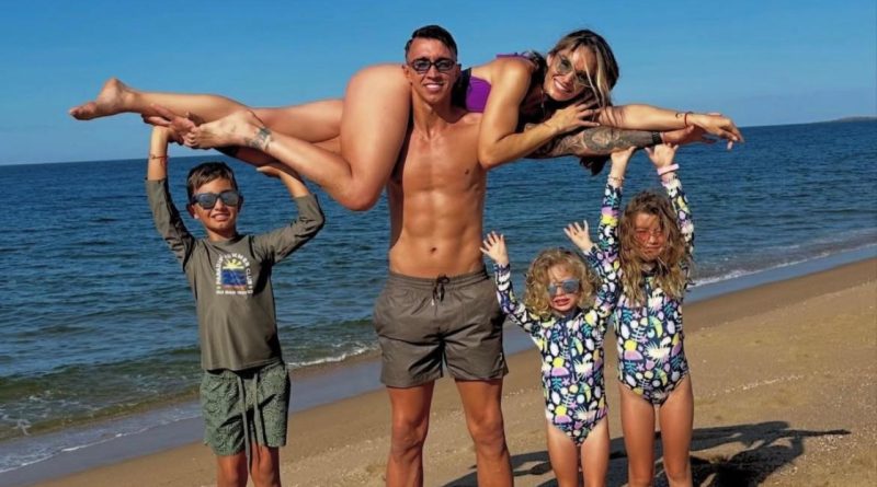 Gülüşler, deniz, aile ve mutluluk dolu bir anı