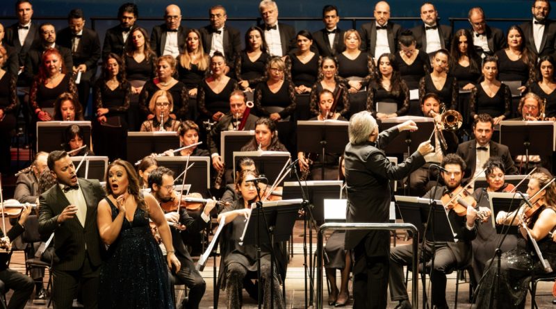 Sahne ışıkları, müzik, coşku ve yeni bir yıl heyecanı