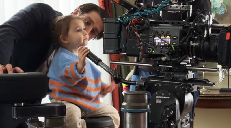 Küçük kız, sette babasıyla oyunlar oynuyor, kahkahalar yükseliyor