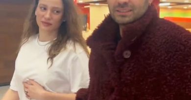 Paris'ten dönen ikili, yorgun ama keyifli yüzler taşıyor