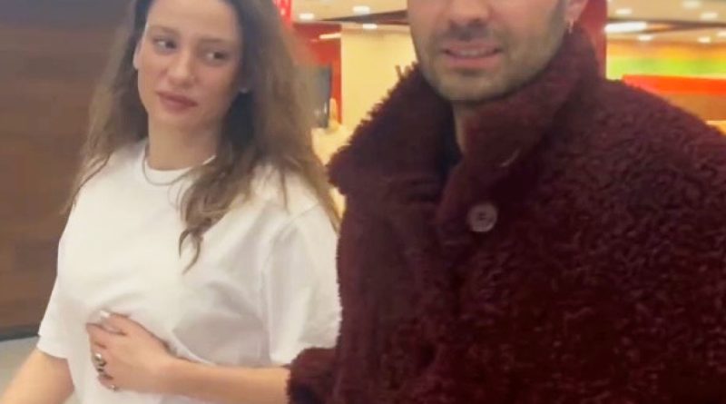 Paris'ten dönen ikili, yorgun ama keyifli yüzler taşıyor