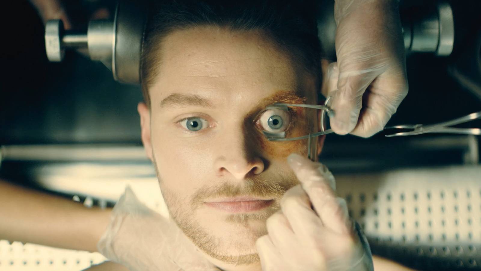 Neon ışıklar, karanlık sokaklar, geleceğin izleri