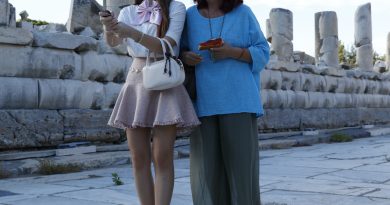 Antik taşlar, gizem, kahkaha ve sevgi dolu bir yolculuk