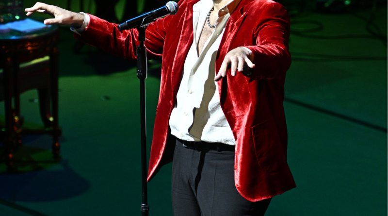 Kahkahalarla dolu, nostaljik bir komedi rüzgarı esti