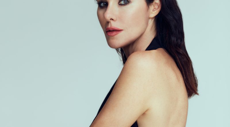 Gülüşüyle umut vadediyor, aşk belki kapıda