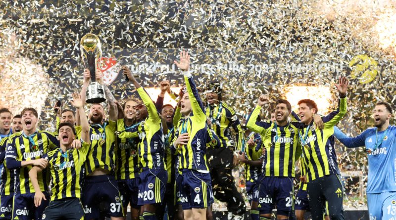 Tribünler şenlendi, Fenerbahçe coştu, zafer sevinci!