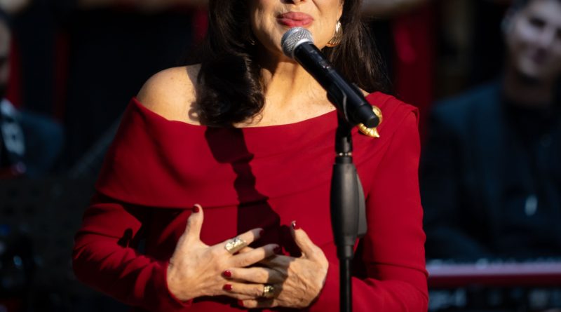 Efsane, sahnedeki ışığıyla hayranlarını büyüledi