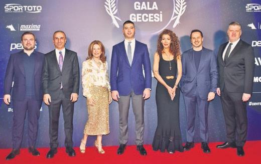 Küçük kahramanla annenin sıcak kucaklaşması, sanatla buluştu