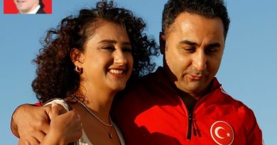 Antik taşlar, kahkaha, gizem ve üç dostun hikayesi