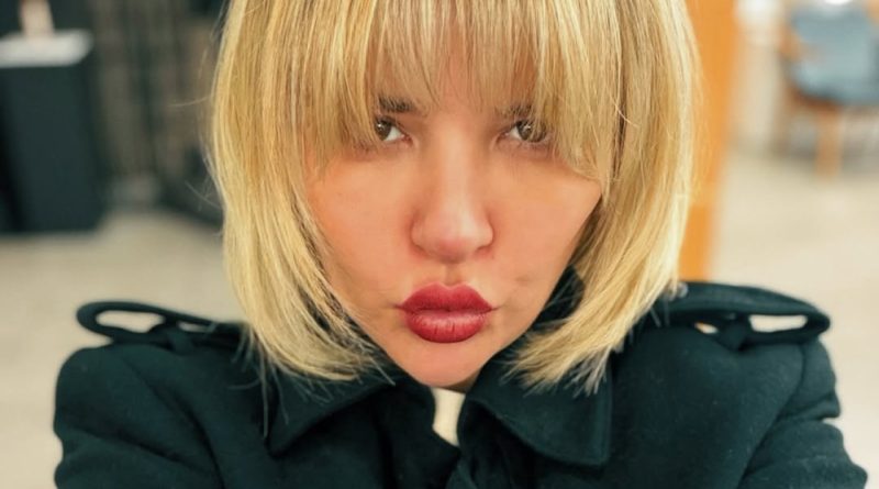 Yepyeni bir soluk, ışık saçıyor yüzüne