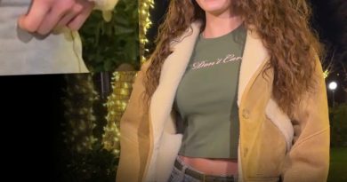 Sahne ışığında gülümseme, alyanssız bir an