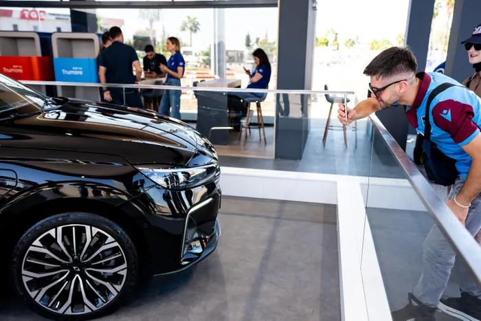 Adana'da Togg T10F hayranlık uyandırdı, gençler coştu