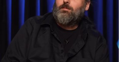 Sessizce dinliyor, geçmişin yükünü taşıyor