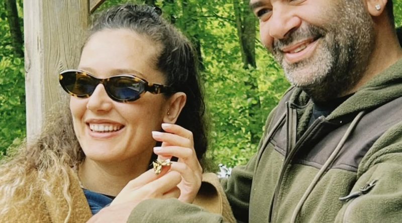 Gülüşler bulaşmış, aşk kokan bir an