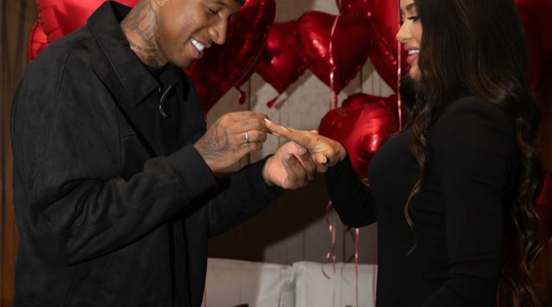 Aşkın coşkusu, mutluluk parlıyor yüzlerde