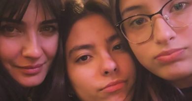 İkiz kızlar büyüdü, gururla bakıyor anne gözleri