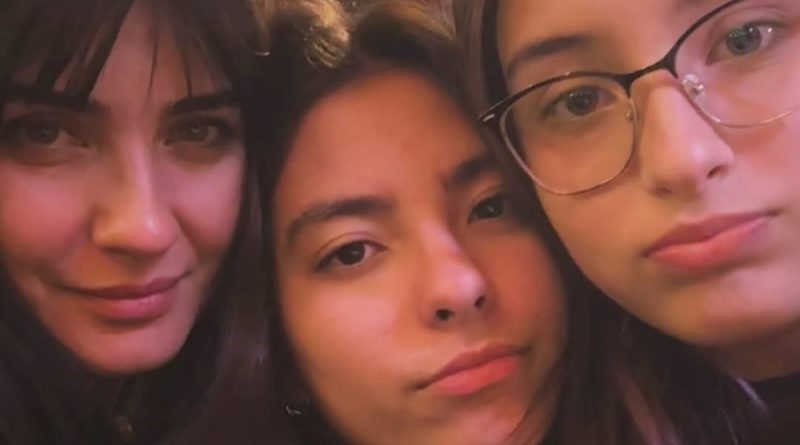 İkiz kızlar büyüdü, gururla bakıyor anne gözleri