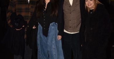 Sahne ışıkları, coşku, dostluk, tatlı sürpriz!