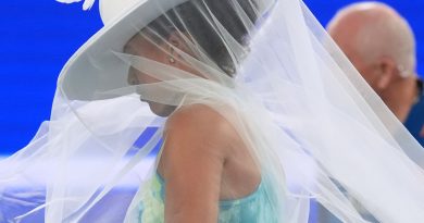 Denizanası esintili tasarım, kortta renkli bir soluk