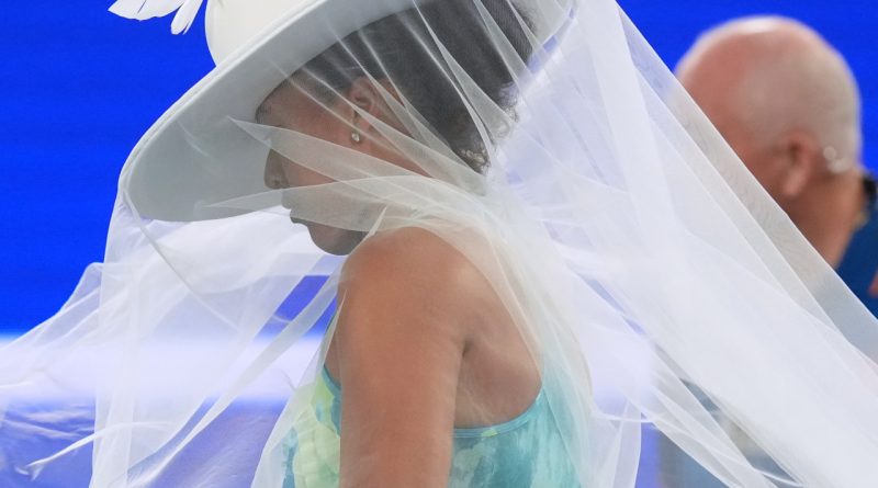 Denizanası esintili tasarım, kortta renkli bir soluk