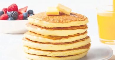 Minik ellerle pankek, kahkaha dolu mutfak anıları