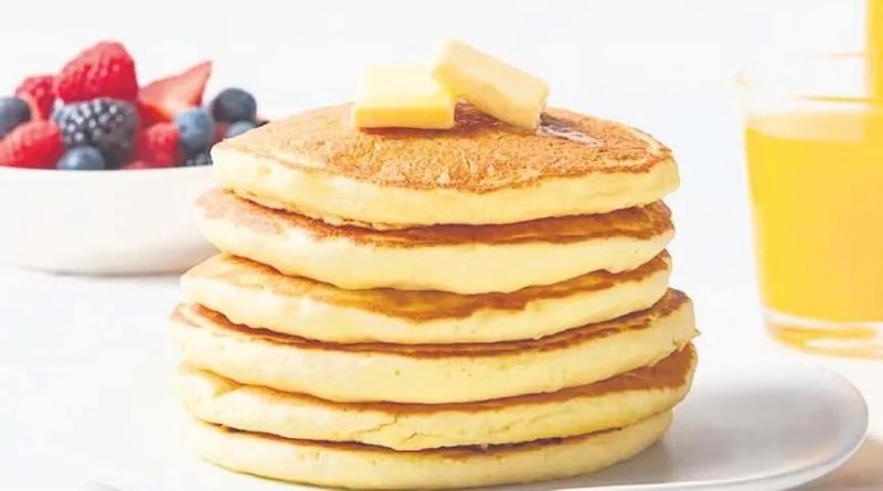 Minik ellerle pankek, kahkaha dolu mutfak anıları