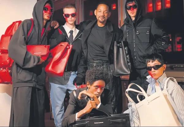 Ritm ve renk uyumu, sahne ışıklarında dans ediyor