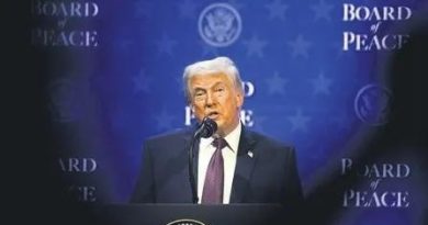 Gökyüzü durdu, Trump'ın uçağı yolculara şaşkınlık yaşattı