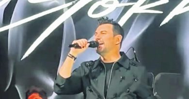 Dengesi kaçtı, espriyle atlattı, sahne ışıkları parladı