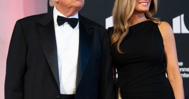 Eski başkan, eşinin filmini izlemeye davet ediyor