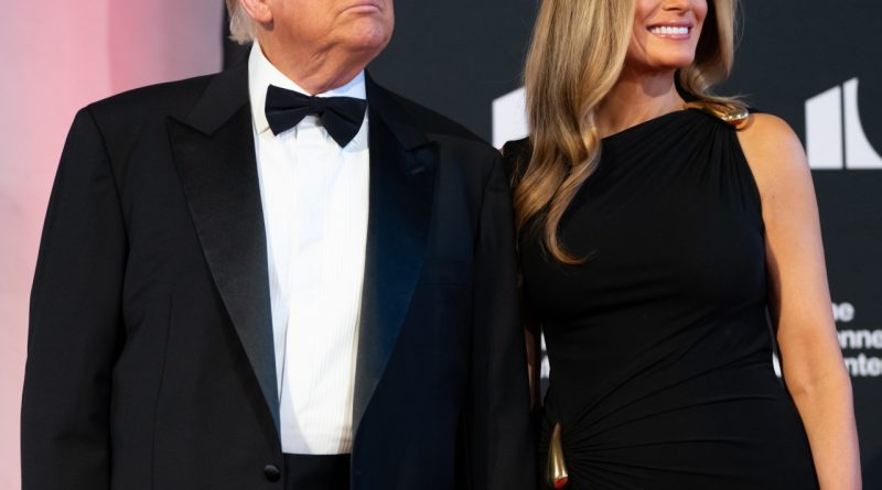 Eski başkan, eşinin filmini izlemeye davet ediyor