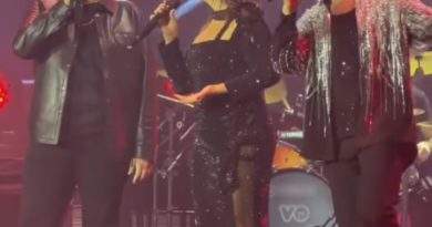 Sahne şenlendi, üç yıldız bir araya geldi!