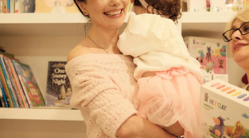 Küçük bir prenses, iki yaşına girdi, mutlulukla parlıyor