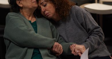 Karanlık aile sırlar, kahkahalarla buluşuyor