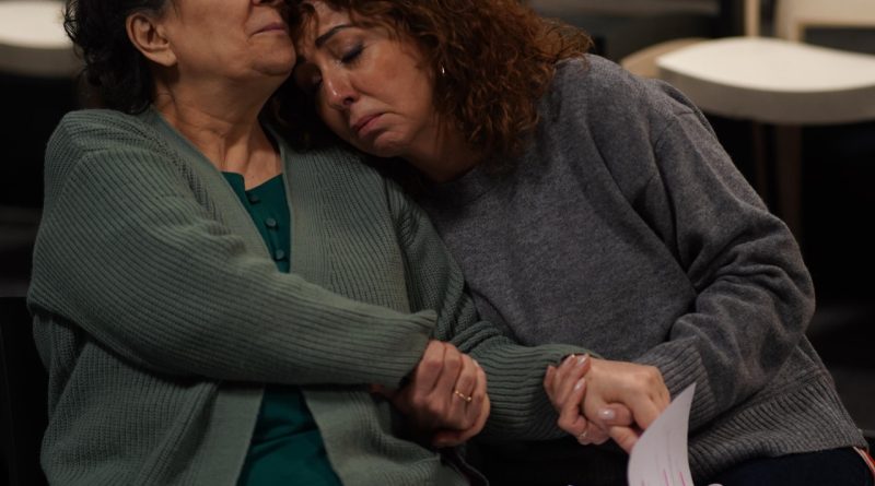 Karanlık aile sırlar, kahkahalarla buluşuyor