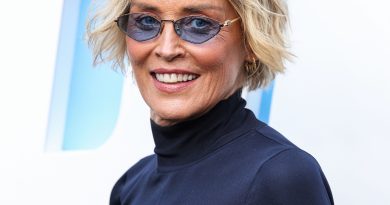 Ruhlar fısıldıyor, renkler dans ediyor, Sharon Stone resmediyor