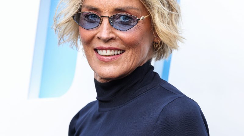 Ruhlar fısıldıyor, renkler dans ediyor, Sharon Stone resmediyor