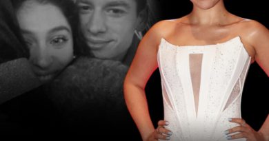 Gülüşüyle aşkı yansıtan, mutluluk pozu veren güzel oyuncu